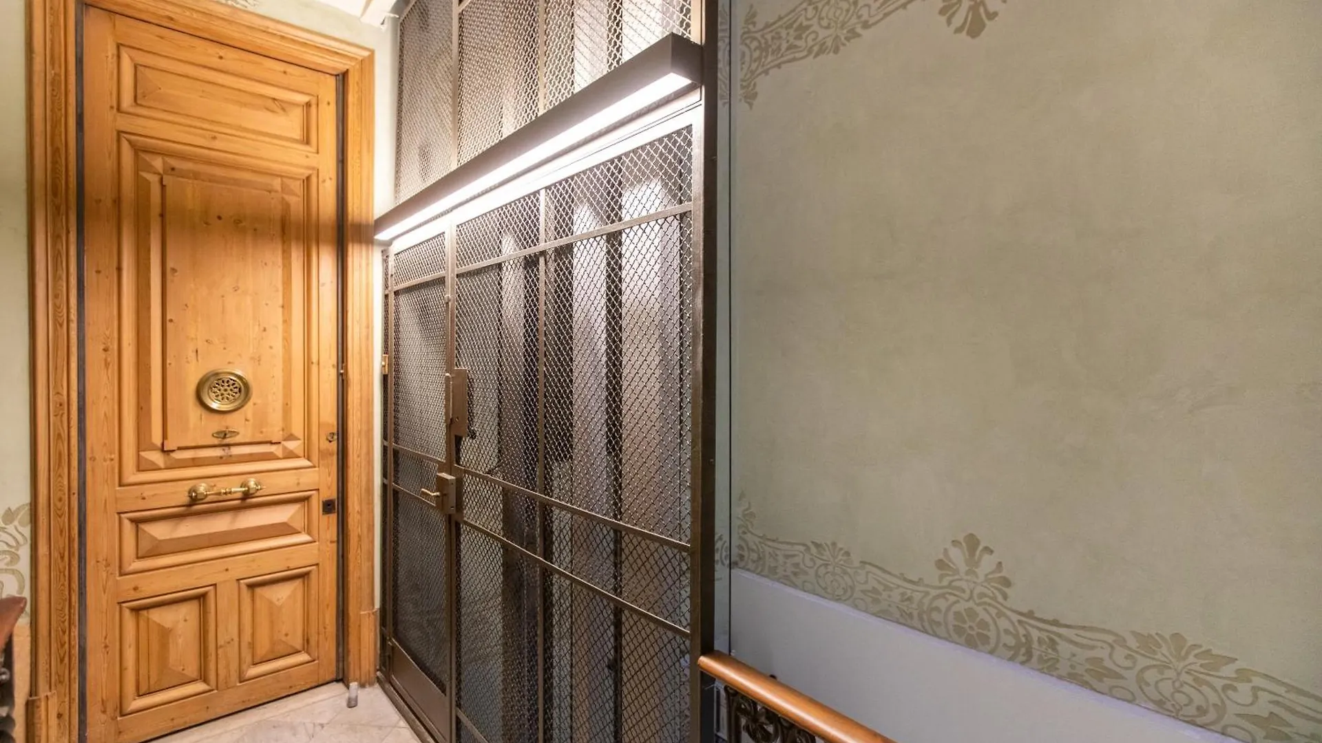 B21-Apartamento Modernista Para Grupos Barcelona Spain