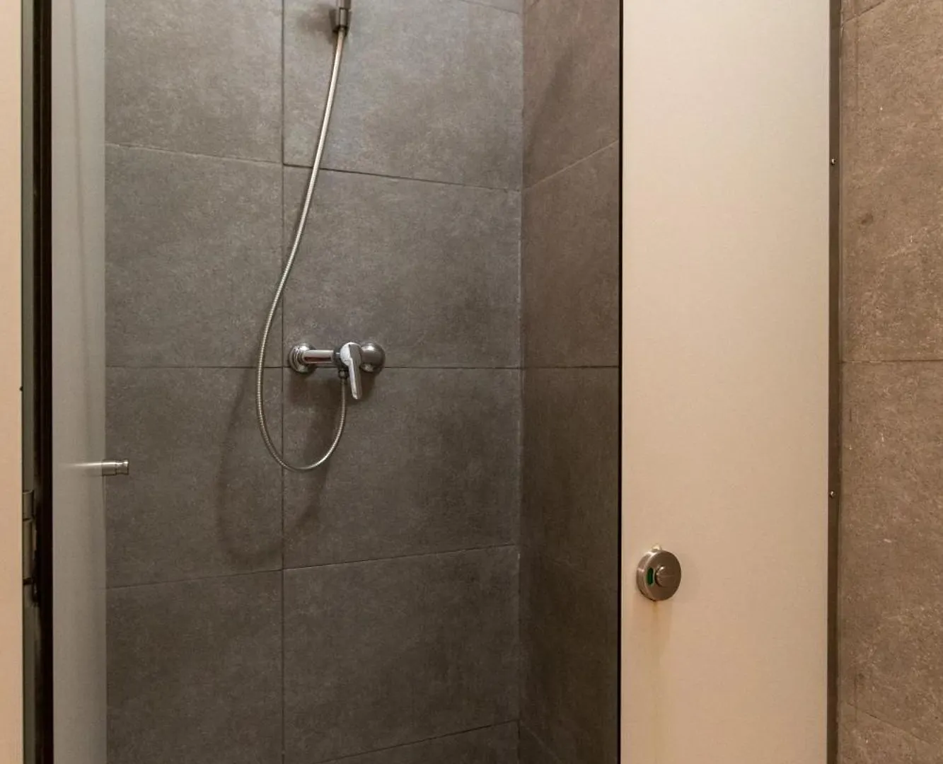 B21-Apartamento Modernista Para Grupos Barcelona Spain