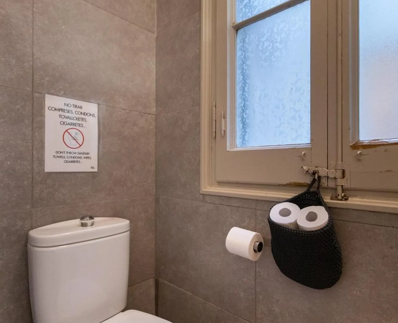 B21-Apartamento Modernista Para Grupos Barcelona 0*,  Spain