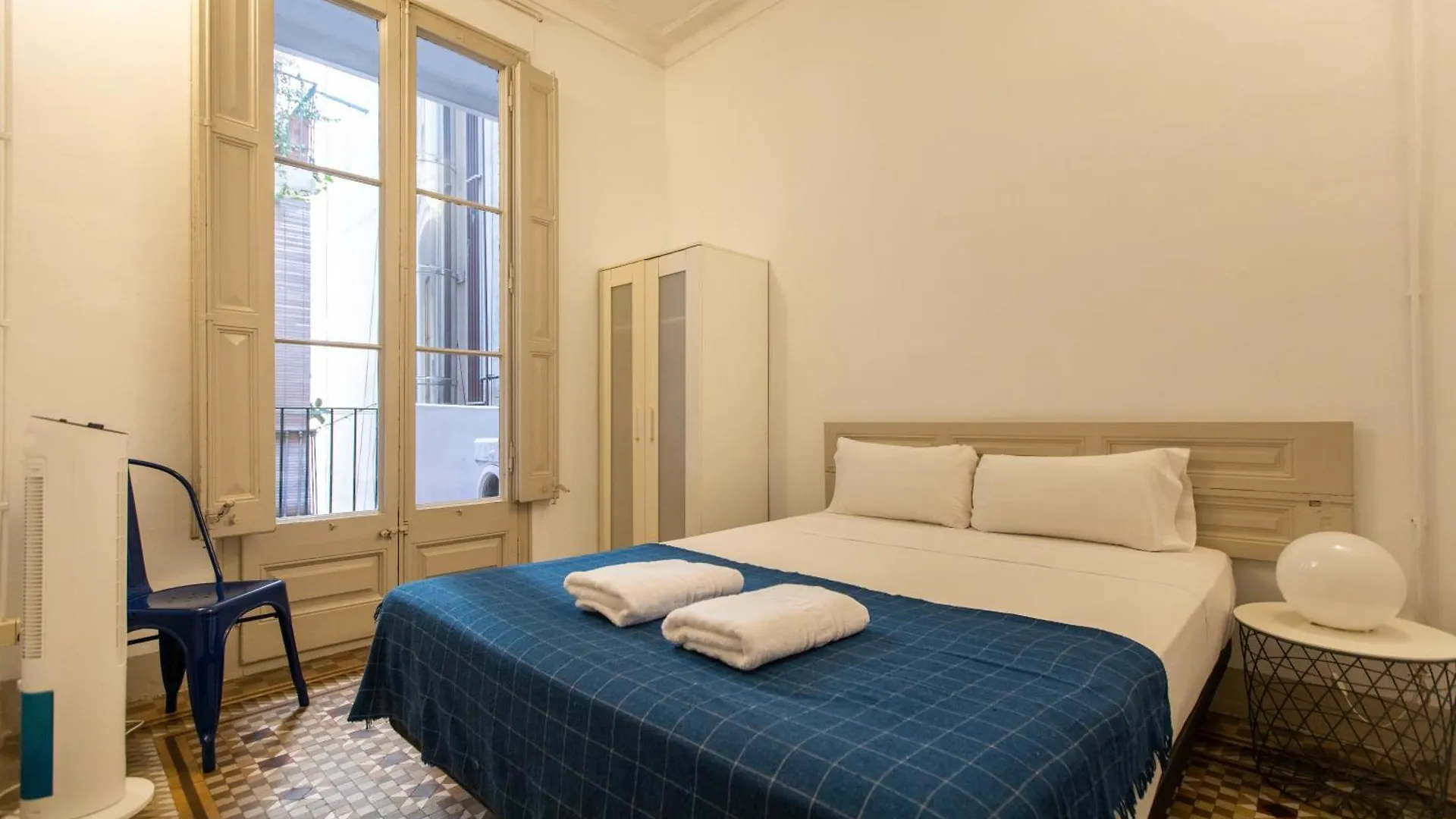 B21-Apartamento Modernista Para Grupos Barcelona 0*,  Spain