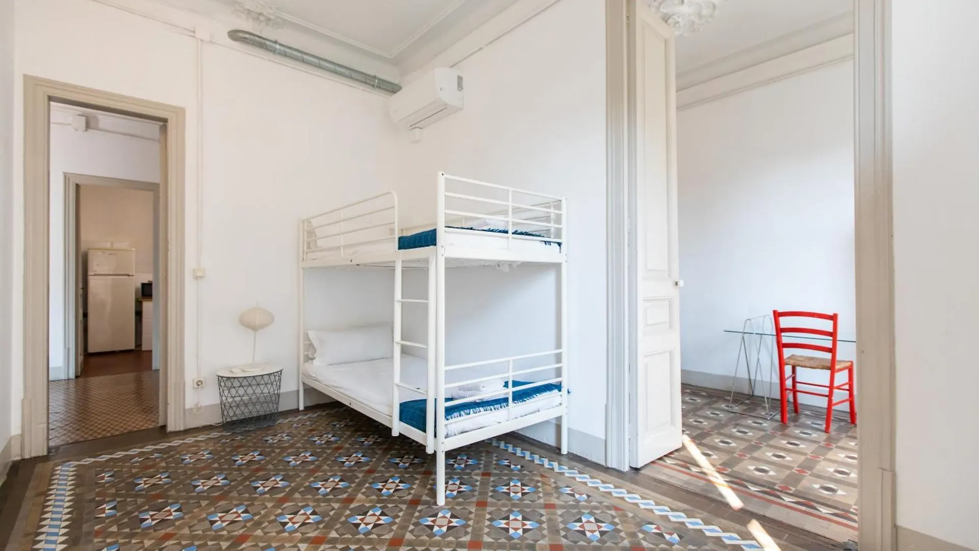 B21-Apartamento Modernista Para Grupos Barcelona 0*,  Spain