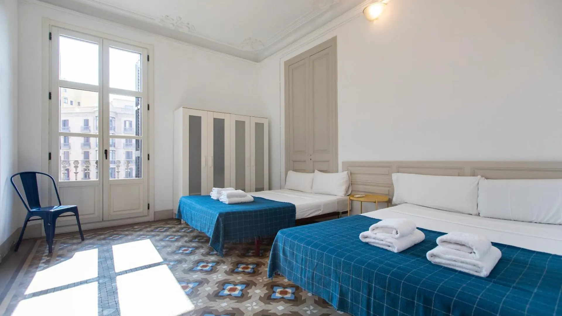 B21-Apartamento Modernista Para Grupos Barcelona Spain