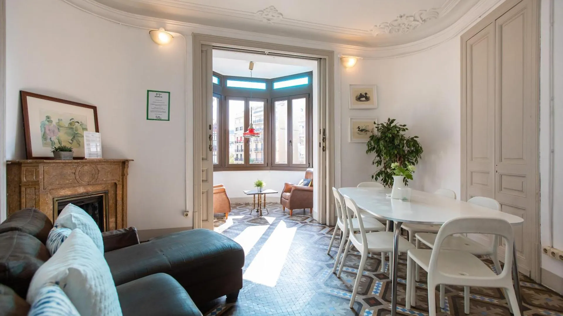 B21-Apartamento Modernista Para Grupos Barcelona 0*,  Spain